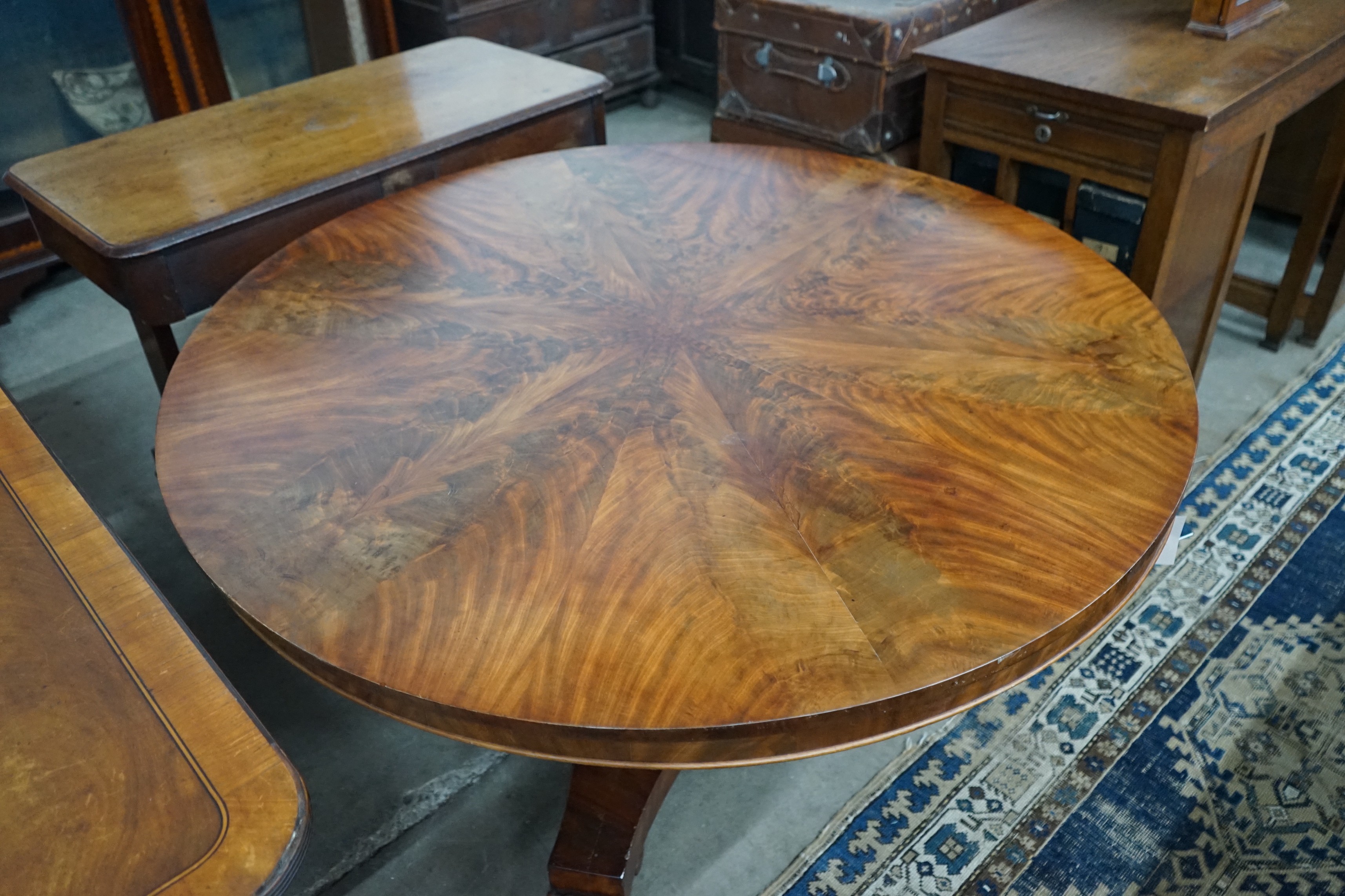 A William IV mahogany circular tilt top breakfast table, diameter 129cm, height 71cm